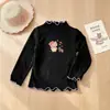 Novas blusas básicas de desenho animado para outono e inverno para meninas, com forro de fleece quente e macio e acabamento decorativo, camiseta infantil listrada de manga longa
