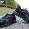 Sapatos masculinos de couro com sola macia e resistentes ao desgaste, primavera e verão 2025, calçados casuais masculinos de couro, calçados impermeáveis e resistentes à sujeira, tênis leve e confortável para homens