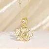 Colar Cruzado de Trevo de Quatro Folhas da Sorte Cravejado com Diamantes, Luxo Leve Nicho Flor de Quatro Folhas Totalmente Diamantada Moda de Verão Versátil Colar com Pingente