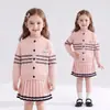 Conjunto de Dos Piezas de Moda para Niñas Estilo Preppy Rayado Tejido Cardigan Suéter y Falda Plisada Otoño/Invierno 2026
