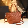 Bolso de Mano Genuino Estilo Resort 2026 Nuevo Casual Versátil Pequeño Bolso Tejido de Hombro Bolso Cruzado Simple para Mujer