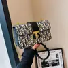 Bolsa de Mão Feminina com Textura de Alta Qualidade 2026 Novo Estilo Estampa Francesa Bolsa Transversal com Corrente Bolsa de Ombro Único Versátil Bolsa Quadrada Pequena Retrô