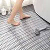 Nuevo tipo de tapete de baño antideslizante de color sólido entrelazado para inodoros, baños y duchas con material hueco repelente al agua.