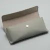 26 modelos de estojos de couro para óculos de grande capacidade com fecho magnético, disponíveis em várias cores, podem ser personalizados com um logotipo
