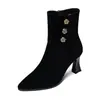 Botas de tornozelo populares de salto alto grosso e bico fino para mulheres, estilo vintage versátil novo de inverno 2026 com zíper lateral e forro de pelúcia