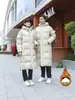 50 Plumas de Pato Branco Uniforme de Grupo Personalizado Casaco Longo de Plumas Masculino e Feminino com Capuz Corta-vento Impermeável Aquecimento para Treinamento de Inverno