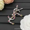 Pendientes de Alta Gama Coco Tachonados con Diamantes, Chapados en Oro con Microincrustaciones, Patrón Cuadriculado Finamente Tallado en CNC, Versátiles y Elegantes Pendientes de Botón Estilo Chanel