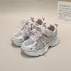 Novos sapatos de couro para meninas no atacado, tamanhos 26-37, feitos à máquina, para crianças maiores, sapatos esportivos, sapatos casuais, sapatos de estudante, sapatos dad 6572