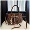 Bolsa de ombro estilo retrô casual para mulheres, novo modelo 2025, bolsa tote de camurça de grande capacidade, bolsa de ombro simples para o dia a dia
