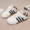 Zapatillas para niños 2026 modelo nuevo con velcro, zapatillas de entrenamiento retro alemanas para niños y niñas, zapatos blancos casuales suaves con suelas versátiles