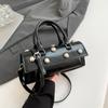 Bolso de Mano de Remaches de Moda Nuevo Distintivo Estilo Urbano Estilo de Chica Caliente Niche Combinable Bandolera para Mujer