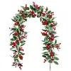Colgante de pared de enredadera de flor artificial para decoración del hogar con hojas de acebo y bayas rojas, arreglo de ambiente navideño, enredadera artificial de Navidad