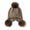 Gorro de Orejeras Cálido de Cashmere con Bola de Pelo Extraíble y Flor Retorcida, Estilo Casual Lei Feng, Nuevo para Otoño e Invierno, Grosor Extra, Regalo para Mujer