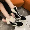 Botas de neve com algodão adicionado, versáteis, espessadas, que aumentam a altura, design de inverno, sola grossa, modernas, 2026, tiras cruzadas, femininas, novo estilo, botas de algodão