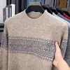 Suéter masculino gola alta fina, quente, novo suéter base jacquard tricotado casual outono/inverno para homens de meia-idade