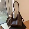 2025 Nova Bolsa Tote Pingente de Pelúcia Bolsa Feminina Moda Simples Versátil para o Dia a Dia Bolsa de Ombro Grande Capacidade Camurça