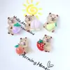 Accesorios de Resina Dibujo Animado Lindo Capi Sosteniendo Fruta DIY Pegamento de Crema Parche para Funda de Teléfono Móvil Accesorios para el Cabello de Niños Imán para Refrigerador
