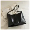 Bolsa Casual Macia Retrô de Grande Capacidade Nova Coleção Outono/Inverno 2025 Bolsa Feminina Popular Bolsa Transversal Bolsa de Ombro em Couro Envernizado