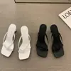 Sandalias de tacón alto estilo francés de nicho, zapatos de hada, nuevas sandalias de chancla de moda para exteriores de verano 2025, sandalias de tacón de aguja