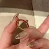 Nuevo anillo para mujer con incrustaciones de diamantes rojos, elegante y de lujo ligero, anillo abierto ajustable, dulce, lindo, moderno, simple y versátil