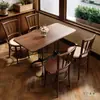 Mesa Redonda Pequena de Madeira Maciça Estilo Café Retrô Personalizada Mesas e Cadeiras para Loja de Chá com Leite e Sobremesas Mesa Quadrada de Madeira para Loja de Pães e Doces