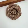 Broche Flor de Laço Marrom Café Estilo College Britânico Retrô Coreano Acessório Versátil para Casaco Outono e Inverno Ornamento de Peito