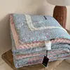 Nuevo modelo 2026 colcha de gasa de doble capa con esquinas cuadradas de cuatro lados y núcleo integrado, lavable a máquina, cálida para otoño e invierno, adecuada para todas las estaciones, primavera y otoño