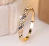 Venda Quente Transfronteiriça Anel Dourado Torcido com Strass Arco-Íris Design de Nicho Espiral Cravejado com Zircônia Colorida Banda Fina Simples Joia