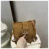 Moda para o Outono e Inverno de 2025 Estilo Retrô Camurça Personalizado Franja Bolsa Feminina Casual Estilo Motociclista Bolsa de Ombro Transversal