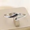 Pulseira Metálica Personalizada Estilo Europeu e Americano, Pulseira Lisa de Aço Titânio em Formato de Gota com Design de Mola Aberta, Joia de Mão Feminina Não Desbota