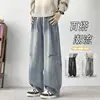 Vibe de rua americana jeans retrô desgastado para homens, estação outono, caimento solto, cor sólida, corte reto, levemente alargado, modelador, calça longa moderna