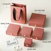 Caja de joyería de lujo ligero con asa de perla texturizada y diseño acanalado, textura de caja dura, adecuada para pendientes, pulseras y empaque de regalo; disponible en stock