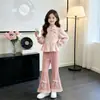 Nuevo Conjunto Estilo Pequeño Chanel para Niñas Primavera y Otoño Chaleco de Punto Elegante Camisa Pantalones de Campana con Encaje Conjunto de Tres Piezas