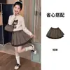 Conjunto de menina estilo coreano para primavera e outono de 2026: Camiseta infantil de desenho animado de manga comprida + saia plissada de menina, um conjunto de duas peças