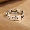 Anel Masculino Vintage de Prata Tailandesa com Mantra de Seis Palavras em Sânscrito, Design Vazado, Estilo Envelhecido, Ajustável para o Dedo Indicador