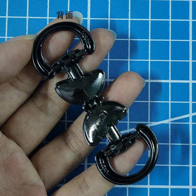 Z22620枪色中水钻蝴蝶拉皮扣6.jpg