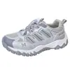 Zapatillas Warrior para mujer, nuevo modelo de otoño 2026 en color gris plateado, estilo mariposa dulce-cool, zapatos tipo papá para senderismo al aire libre y uso casual