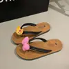 Chanclas antideslizantes cómodas de playa Hello Kitty para mujer, calzado exterior de verano 2026, sandalias planas de playa con lazo