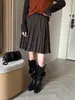 A nova coleção de outono da Lino: Saia midi plissada retrô estilo coreano para mulheres, 2026, com design de cintura alta que cobre os quadris e cria um efeito emagrecedor