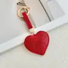 Colgante llavero en forma de corazón con incrustaciones de diamantes transfronterizo, decoración creativa y linda de corazón de cuero y terciopelo para bolso, llavero de coche