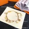 Pulsera de Lujo Ligero Marca V de 26 Luces, Artículo Popular de Venta Transfronteriza, Joyería Versátil Elegante de Moda para Mujer con Diseño Único