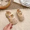 Sandálias de Malha para Meninas, Sapatos de Praia Respiráveis, Novos Estilos de Verão 2026, Sapatos Individuais, Sapatos de Princesa com Flor para Bebê, Modernos