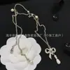 Collar pequeño estilo fragante doble c letra usar cuero full diamond cadena de clavícula de piel de cordero cadena de suéter retro para el hogar fragante salida de fábrica