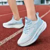 Zapatillas deportivas estilo estudiante, diseño unisex, con parte superior de malla transpirable, amortiguación y construcción ligera, adecuadas para el uso diario, actividades en el campus y entrenamiento.