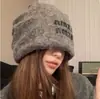 Gorro de Invierno de Moda Estilo Coreano para Mujer con Circunferencia de Cabeza Grande, Adelgazante del Rostro, Cálido, Protector de Orejas, Elegante Turbante de Felpa con Letras