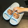 Pantuflas de suela gruesa para uso doméstico de verano, baño de mujeres, para parejas, resistentes al desgaste en interiores, antideslizantes, zapato DIY con diseño de moda de dibujos animados