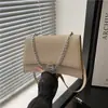 Bolsa Nicho com Letras Estilo Francês Novo Modelo 2026 Bolsa Transversal com Corrente Fashion Bolsa de Ombro Único com Textura Retrô Bolsa de Axila Bolsa Feminina