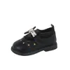 Sapatos de menina com laço sapatos únicos estilo pastoral sapatos pequenos de couro estilo verão 2025 sapatos únicos versáteis de princesa para crianças meninas pequenas e médias
