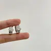 Estilo Exquisito de Nicho con un Toque de Lujo, Pendientes de Estilo Minimalista Cool para Mujer, Pequeños y Elegantes, Clips para Orejas/Aretes de Cruz Simples y de Moda