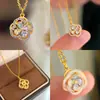 Colar com Pingente de Trevo de Quatro Folhas Rotatório de Zircônia de Quatro Cores Estilo Vintage de Luxo Leve Corrente para Clavícula com Design Banhado a Ouro